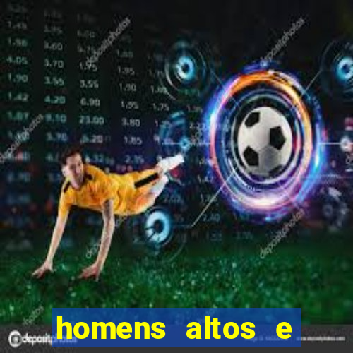 homens altos e magros pelados